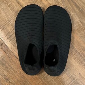 Seekway Unisex Water Shoes Black Slip-On Striped Texture Size 7-8 W or 5.5-6.5 M